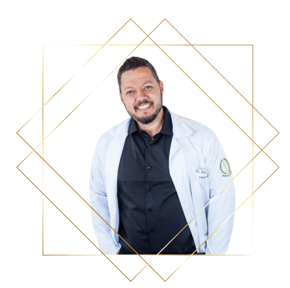 Médico sorridente com jaleco branco, representando atendimento humanizado